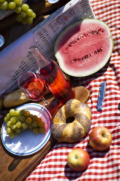 Vino e cestino da picnic sull'erba — Foto Stock