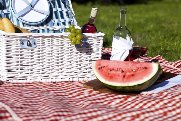 野餐篮水果面包和酒 — 图库照片