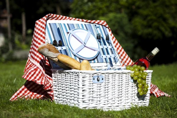 Picnic basket with fruit bread and wine — Stock Photo, Image