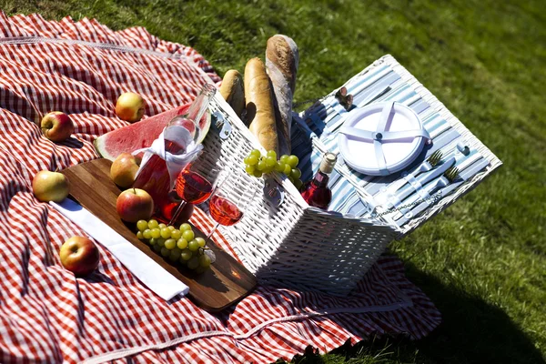 Keranjang piknik dengan roti buah dan anggur — Stok Foto