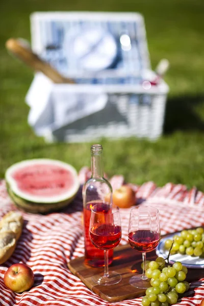 Cesta de picnic en césped verde — Foto de Stock