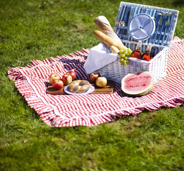 Picnic basket with fruit bread and wine — Stock Photo, Image