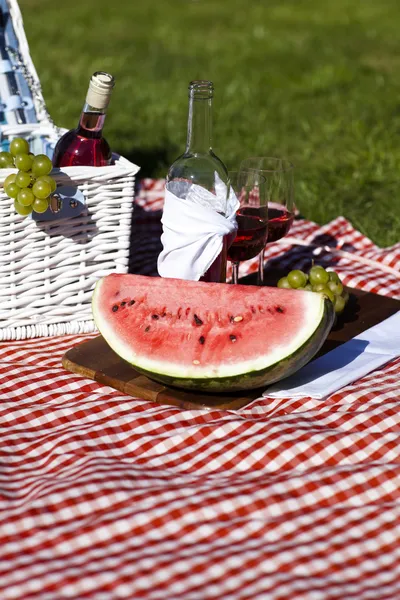 Cesta de picnic con pan de frutas y vino — Foto de Stock