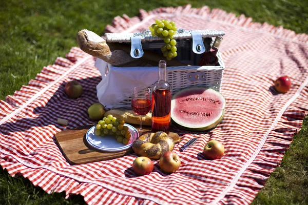 Picnic basket with fruit bread and wine — Stock Photo, Image