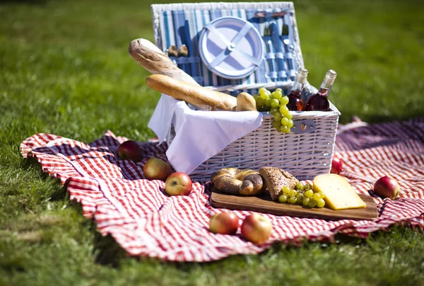 Picnic basket with fruit bread and wine — Stock Photo, Image