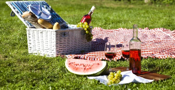 Picnic basket with fruit bread and wine — Stock Photo, Image