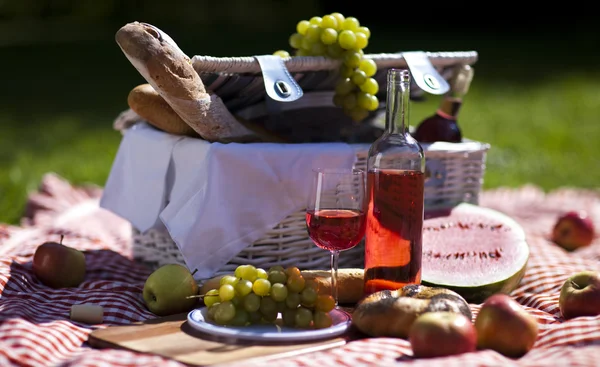 Picnic basket on green lawn — Stock Photo, Image