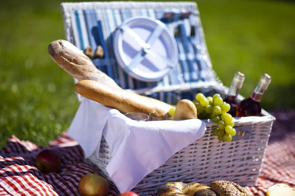フルーツのパンおよびワインのピクニック バスケット — ストック写真