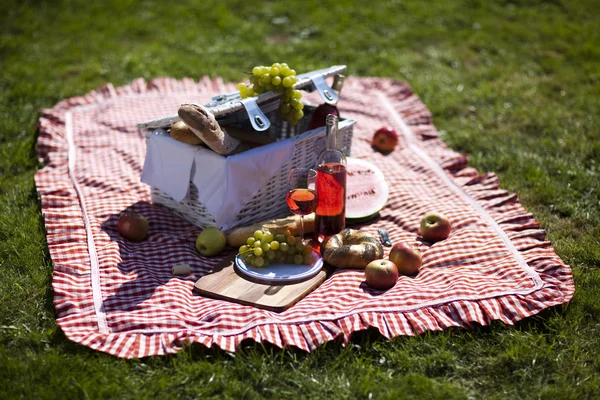 Cesto da picnic con pane alla frutta e vino — Foto Stock