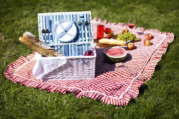 Picnic basket — Stock Photo, Image