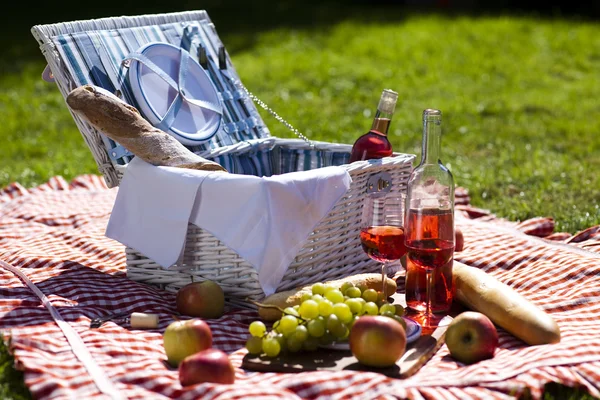 Picnic basket — Stock Photo, Image