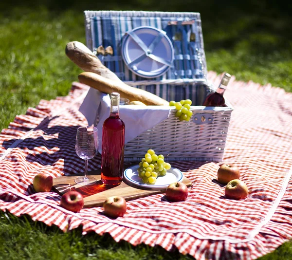 Picnic basket — Stock Photo, Image