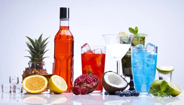 Cocktails, alcohol drinks with fruits — Stock Photo, Image