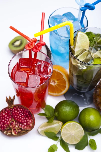 Cocktails, alcohol drinks with fruits — Stock Photo, Image