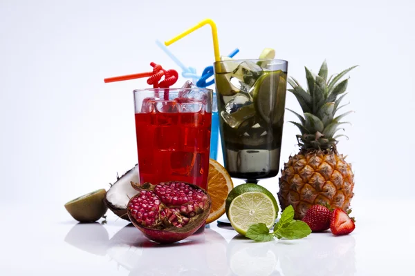 Cocktails, alkohol drycker med frukter — Stockfoto