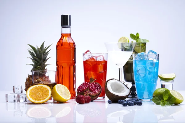 Cocktails, boissons alcoolisées aux fruits — Photo