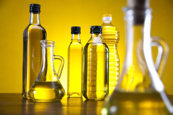 Свіжі оливки, оливкова олія — стокове фото