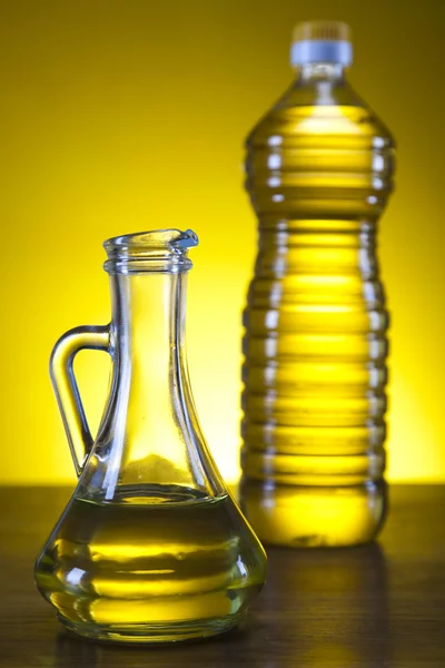 Свежие оливки, оливковое масло — стоковое фото
