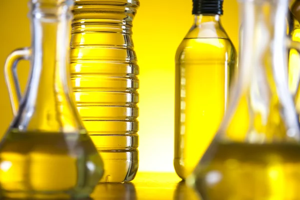 Свежие оливки, оливковое масло — стоковое фото