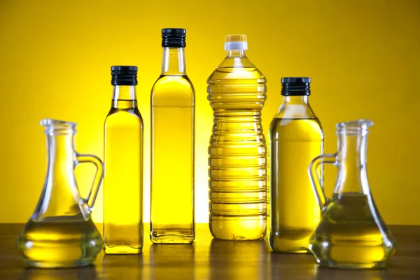 Färska oliver, olivolja olja — Stockfoto