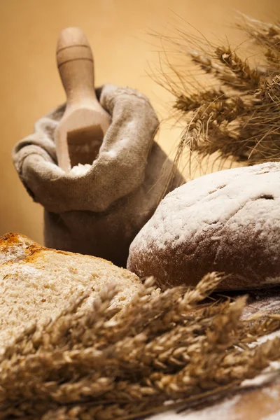 Мука и традиционный хлеб — стоковое фото