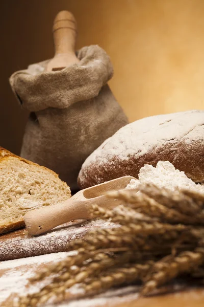 Flour and traditional bread — Stock Photo, Image