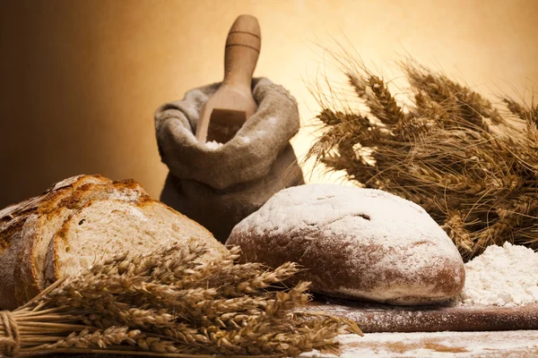 Flour and traditional bread — Stock Photo, Image