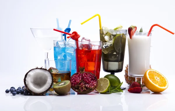 Коктейли, алкогольные напитки с фруктами — стоковое фото