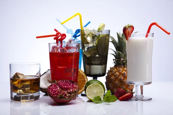 Cocktails, alcohol drinks with fruits — Stock Photo, Image