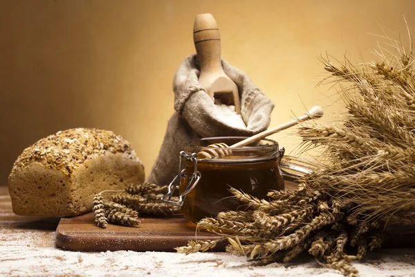 Flour and traditional bread — Stock Photo, Image