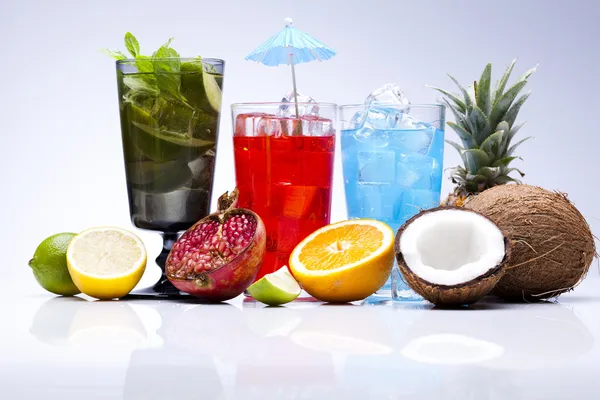 Cócteles, bebidas alcohólicas con frutas — Foto de Stock