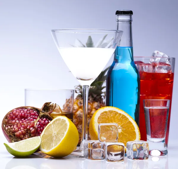 Alcohol drinks set with fruits — Stock Photo, Image