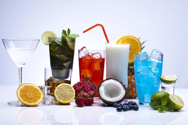 Cocktails, alcohol drinks with fruits — Stock Photo, Image