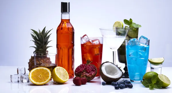 Cocktails, alcohol drinks with fruits — Stock Photo, Image