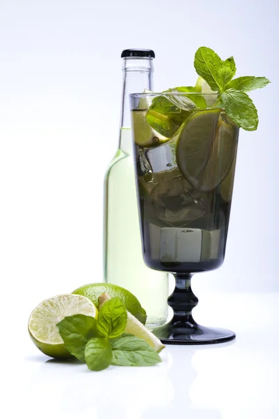 Pić świeży mojito — Zdjęcie stockowe