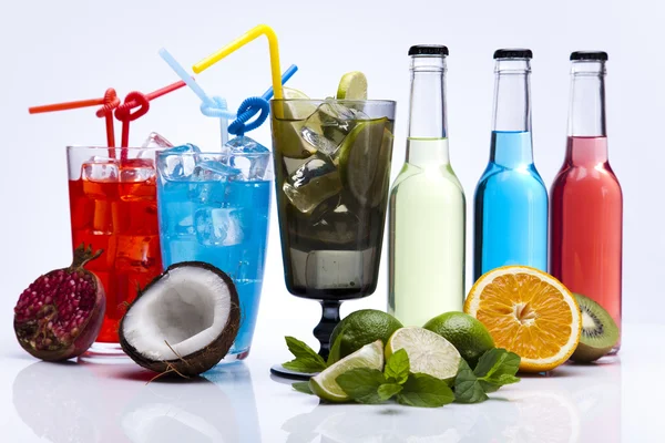 Cocktails, alkohol drycker med frukter — Stockfoto