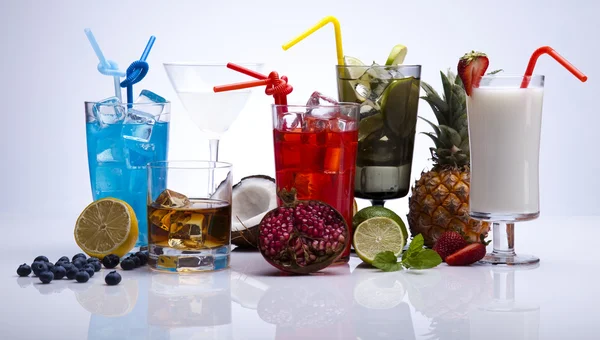 Коктейлі, алкогольні напої з фруктами — стокове фото