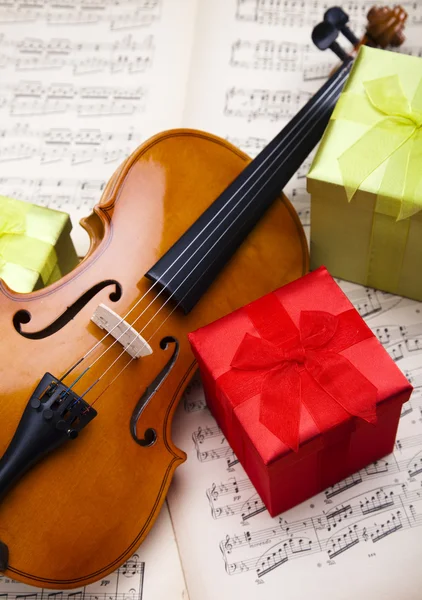 선물 및 바이올린 — 스톡 사진
