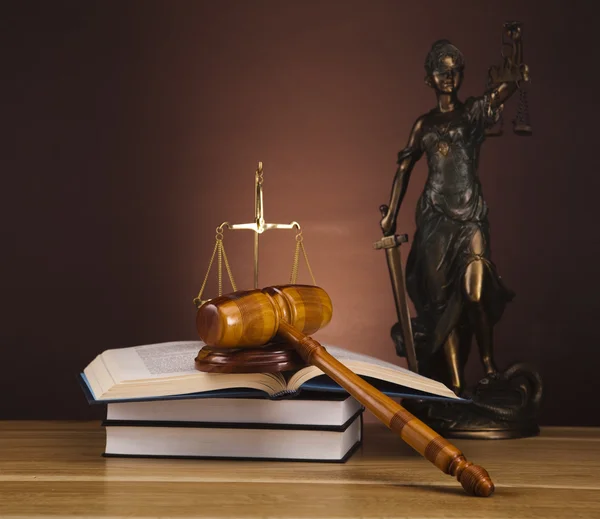 Статуя леди-судьи — стоковое фото