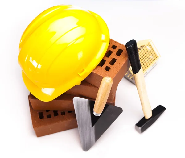 Brique, casque jaune, outils — Photo