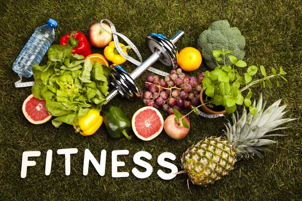 Fitness diyet, vitaminler ve yeşil çimen — Stok fotoğraf