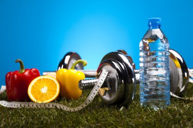 Fitness diyet, vitaminler ve yeşil çimen