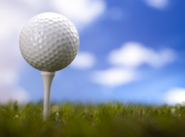 Golf sopası ve top çimenlerde.