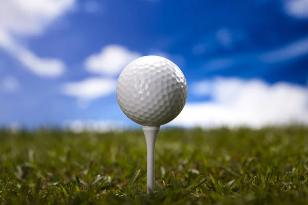 Golfball auf grünem Rasen — Stockfoto