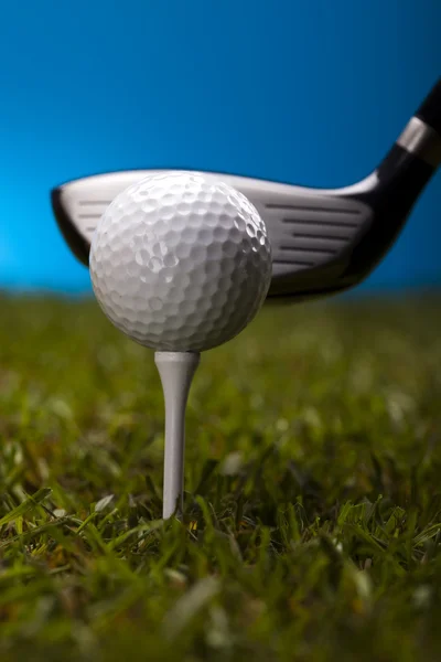 Pelota de golf en tee en el conductor — Foto de Stock