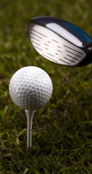 Pelota de golf en tee en el conductor — Foto de Stock