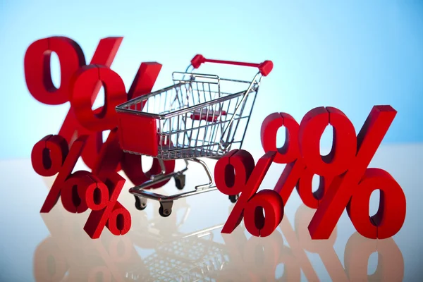 Süpermarket arabası alışveriş, yüzde işareti — Stok fotoğraf