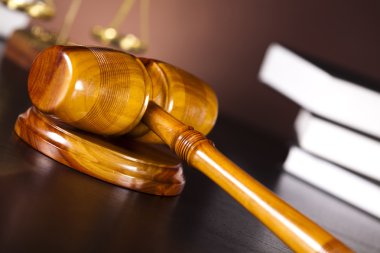 Yargıçlar tokmak ve hukuk kitapları