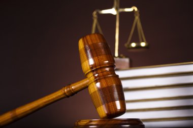 ölçekler, adalet, tokmak ve kitaplar