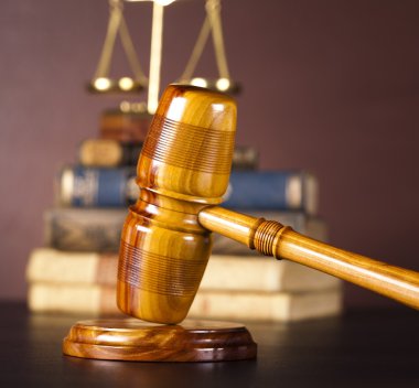 Yargıçlar tahta tokmak ve hukuk kitapları